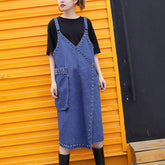Elegante vestido midi de algodón azul vaquero. Vestido largo holgado de algodón. Vestidos sin mangas hasta la rodilla con finos remaches decorados.